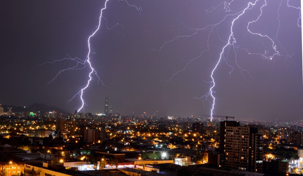 Posibles tormentas eléctricas y lluvia: MeteoChile mantiene aviso en Región Metropolitana