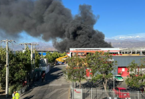 Incendio consume bodegas de fábrica en Colina: Reportan gigantesca columna de humo