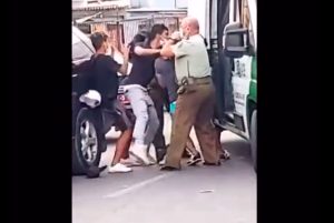 VIDEO| Registran nueva agresión a Carabineros: Uno termina con fractura en Arica