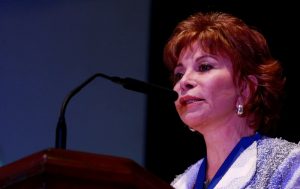 Isabel Allende considera extraordinario que Chile se cuestione qué país quiere ser