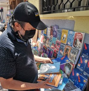 Librero Miguel Ángel González: "Los libros en la calle están vivos"
