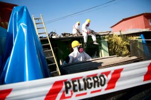 Lo Espejo: Municipalidad implementa retiro de asbesto e instalación de colectores solares para sus vecinos
