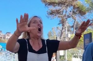 "Esto era un santuario": Mujer intenta expulsar turistas de Maitencillo y genera polémica