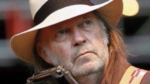Neil Young en guerra contra los antivacuna: Amenaza con irse de Spotify por un podcast
