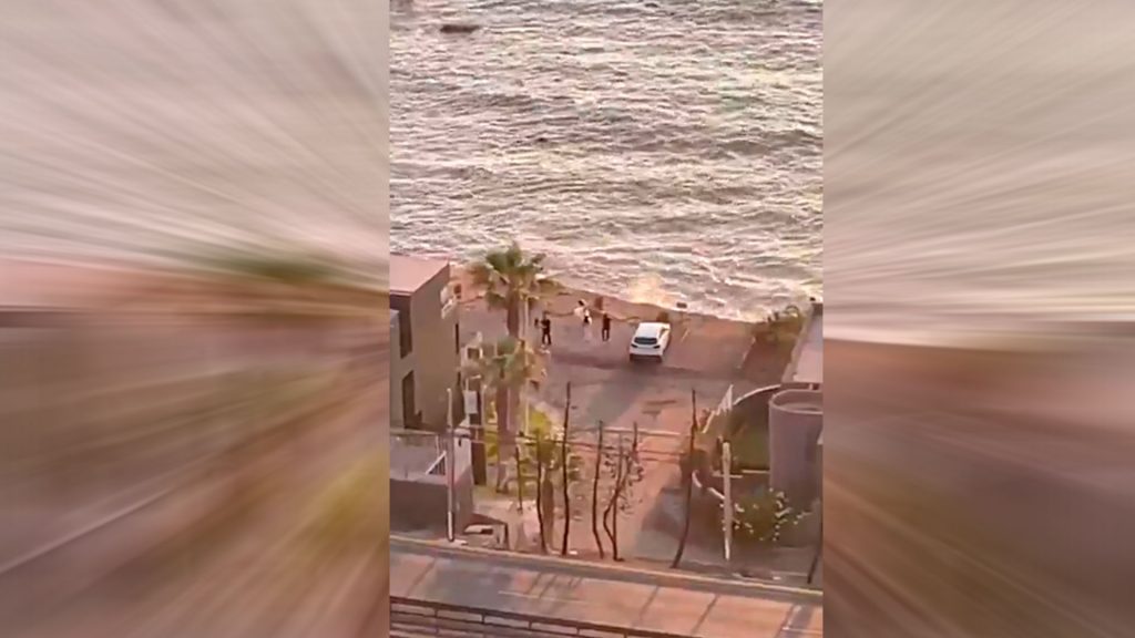 VIDEO| Insólito: Novios chilenos se fotografían en el mar con sirena de evacuación sonando
