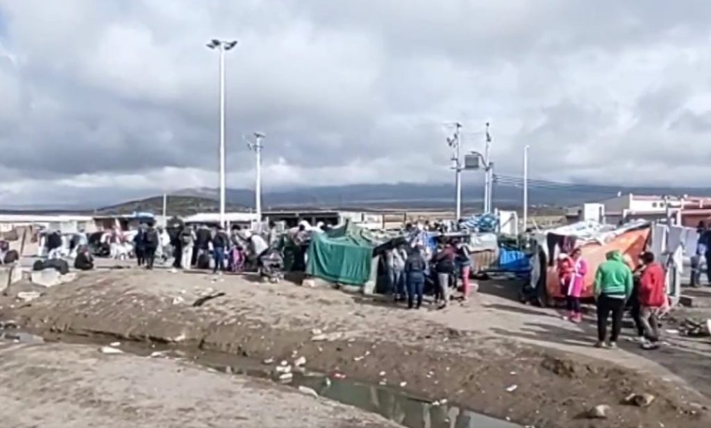 Colapso en Colchane: Migrantes acampan fuera de refugio habilitado en Complejo Fronterizo
