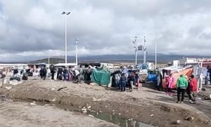 Colapso en Colchane: Migrantes acampan fuera de refugio habilitado en Complejo Fronterizo