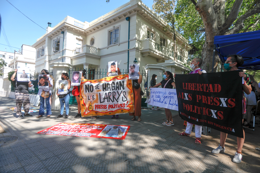 Familiares de presos del estallido se manifiestan a las afueras de ‘La Moneda Chica’