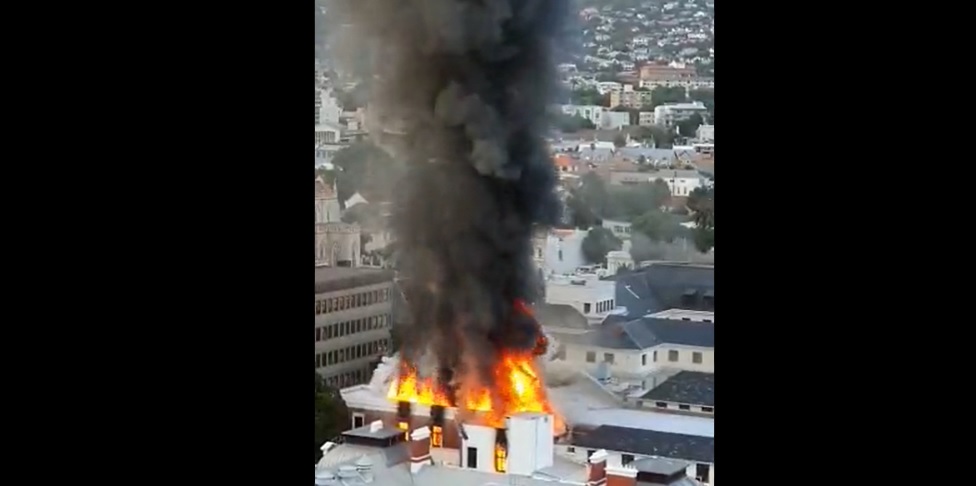 VIDEOS: Incendio de proporciones desata emergencia en el Parlamento de Sudáfrica