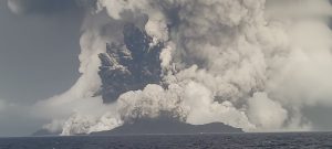 Volcán en Tonga: Los impactantes videos que dejó la violenta y explosiva erupción marina