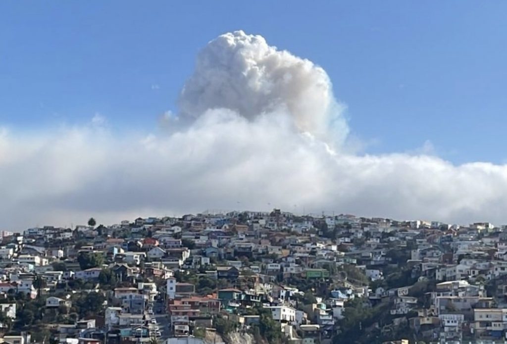 Alerta Roja en Valparaíso por incendio forestal de grandes proporciones y rápido avance