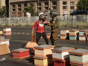 Apicultores protestan en la Alameda dejando panales de abeja frente a La Moneda