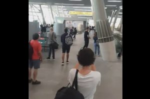 VIDEO| Barristas de Colo Colo y la U protagonizan pelea en el Aeropuerto de Santiago
