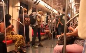 VIDEO| Nadie ayudó: Mujer es agredida en el Metro tras pedir uso de mascarilla a cantante