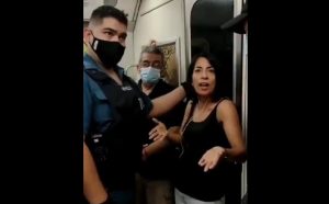 VIDEO| “Deja de hacer show”: Mujer arma escándalo por no querer usar mascarilla en Metro
