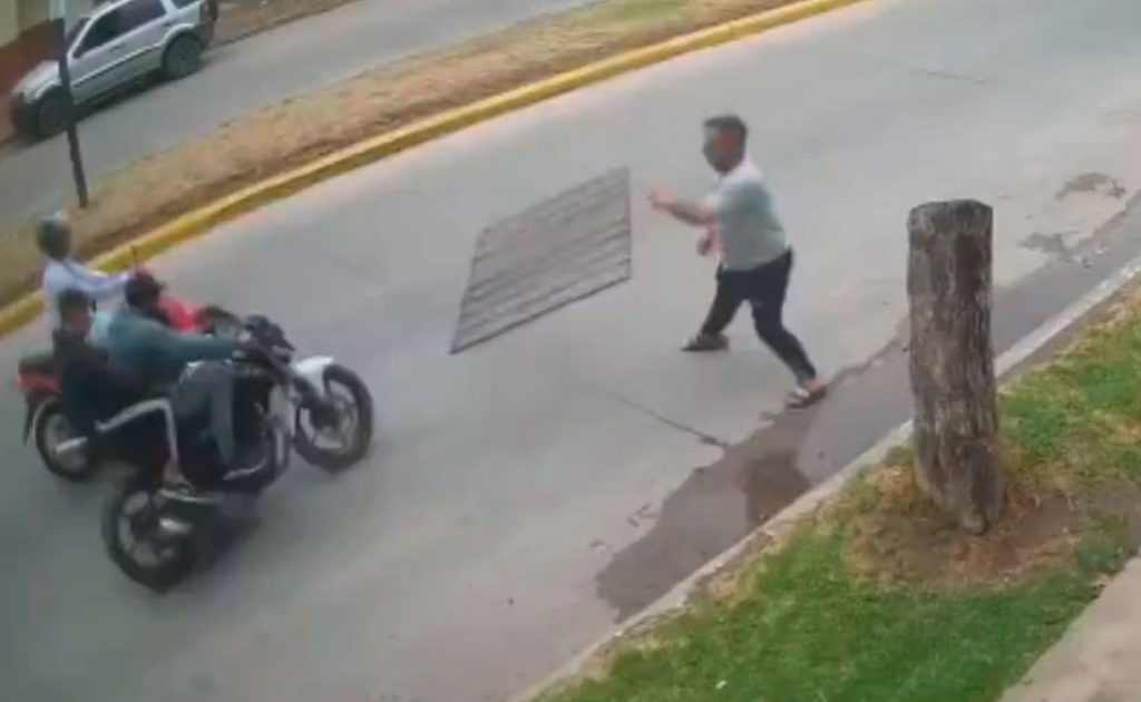 VIDEO| Viral del mes en Argentina: Sujeto detiene a asaltantes lanzándoles una reja encima