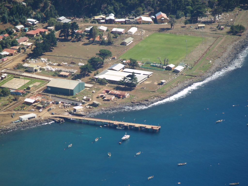 Boric visitará el Colegio Insular Robinson Crusoe, que funciona en containers desde 2010