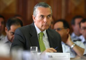 Ministra Rutherford decide procesar a excomandante en jefe del Ejército Óscar Izurieta