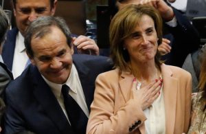 Viaje Allamand-Cubillos a España: Cancillería dice que el ministro está con feriado legal
