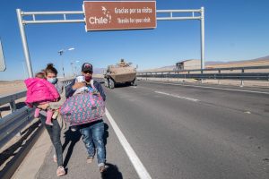 Protestas y caos en frontera de Chile con Bolivia tras anuncio de Estado de Excepción