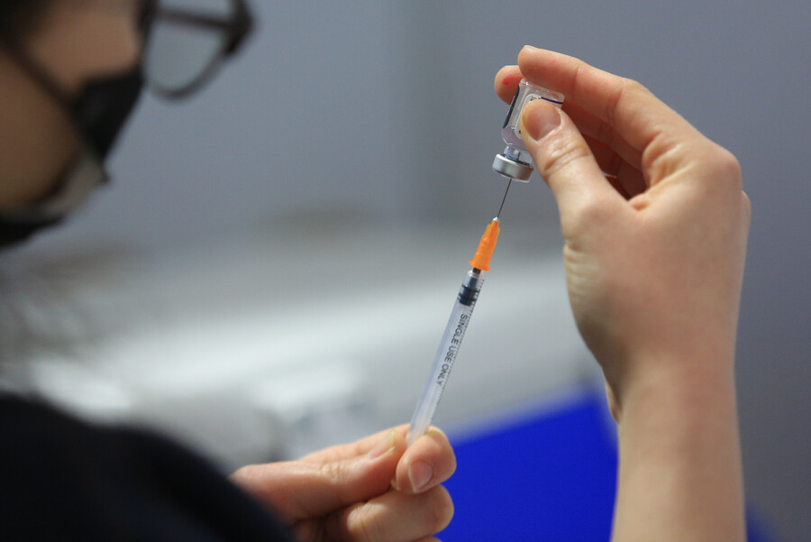 Vacuna anual contra COVID-19: ¿Cuándo comenzará la inoculación a mayores de 80 años?