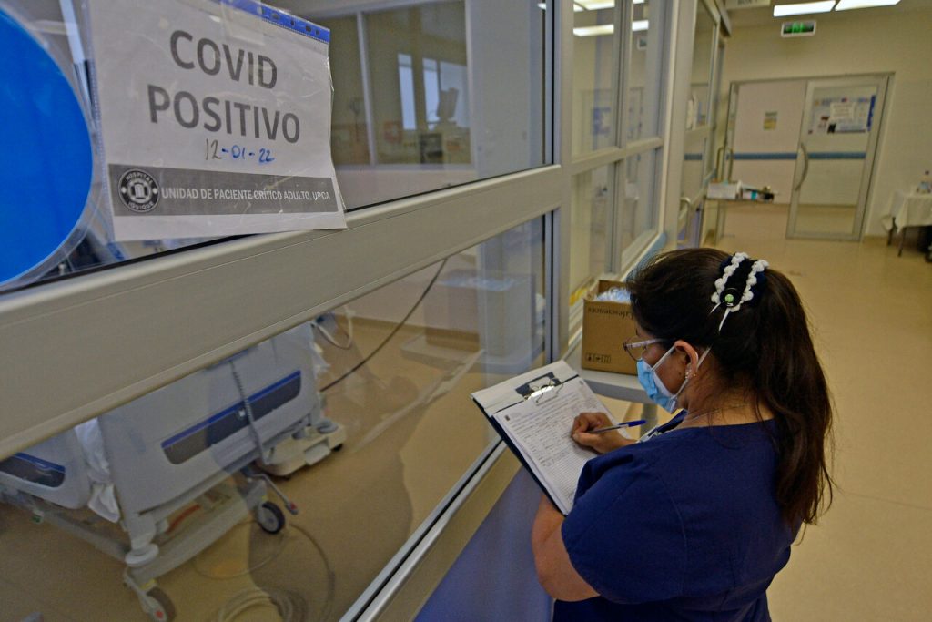 COVID-19 en Chile: Minsal reporta 18.380 casos nuevos y vuelven a disminuir exámenes PCR