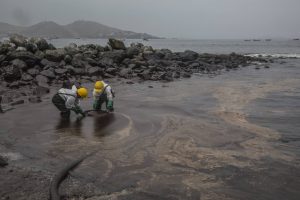 Derrame de petróleo en Perú: “No importa si trabajan hasta el 2050, no recuperarán todo”