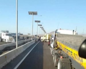 VIDEO| Camioneros bloquean accesos a Antofagasta tras crimen de uno de sus compañeros