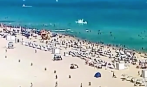 VIDEO| Helicóptero se estrella cerca a la playa de Miami Beach ante cientos de turistas