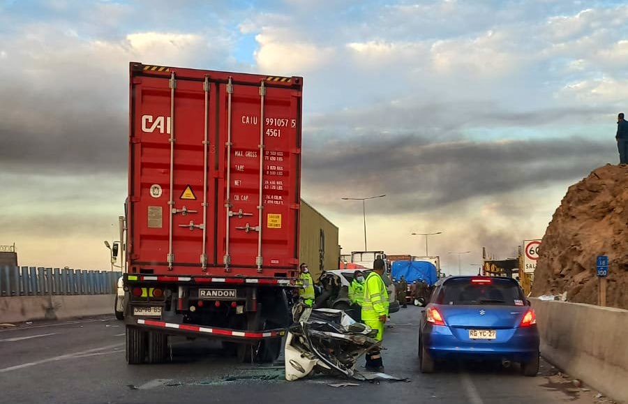 Conductor fallece tras impactar su auto con rampla de camión en medio de movilizaciones