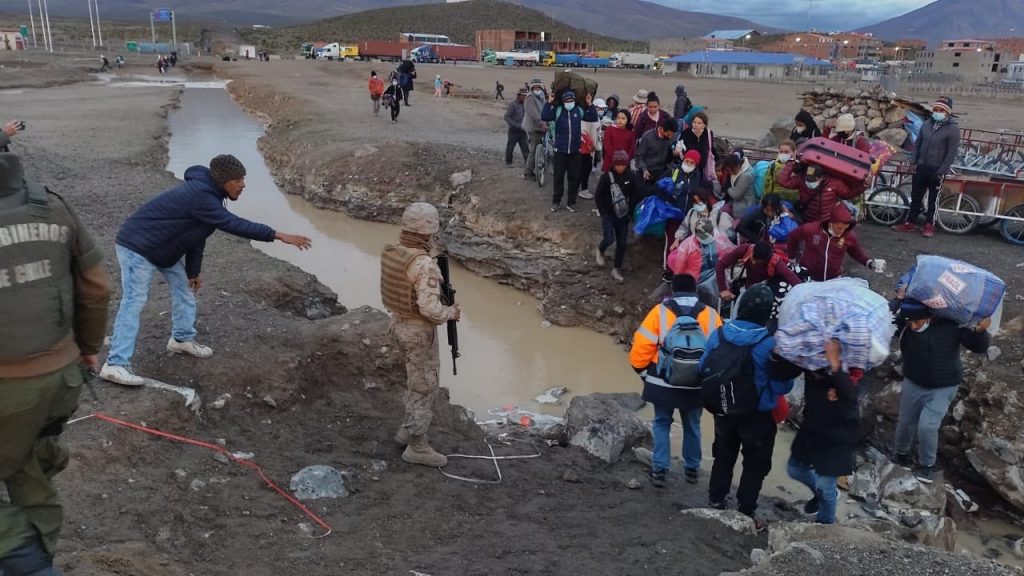 VIDEO| Cientos de migrantes cruzan en Colchane pese a presencia de militares y Carabineros
