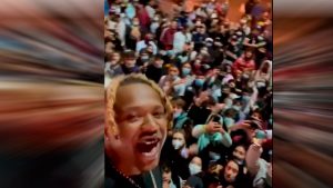 VIDEO| Cantante urbano causa polémica en Reñaca por convocar a show no autorizado