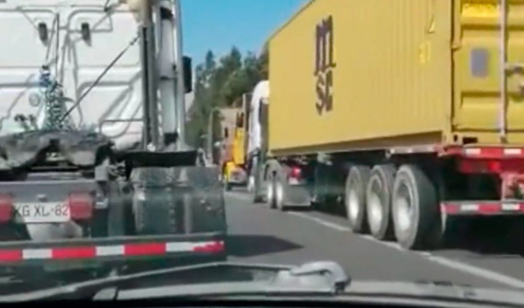 Camioneros bloquean la Ruta 68 a la altura de La Pólvora en protesta por muerte de chofer