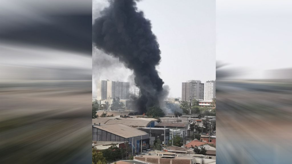 VIDEO| Emergencia por incendio en fábrica de plásticos en comuna de San Miguel