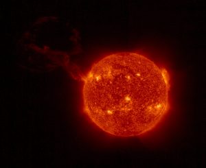 La ESA y la NASA captan la mayor erupción en una prominencia solar observada