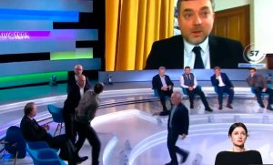 VIDEO| Periodista ucraniano y político protagonizan descomunal pelea en vivo por la TV