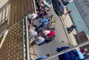 Personas dan golpiza a dos extranjeros que robaron collar en una micro de Antofagasta