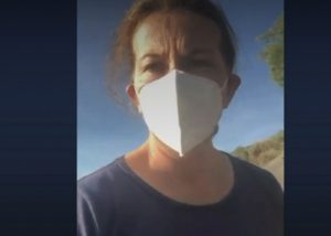 VIDEO| "Te voy a sacar con arma”: Mujer desaloja violentamente a turista en una playa