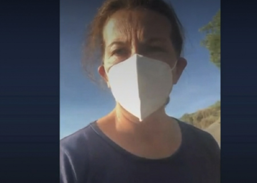 VIDEO| «Te voy a sacar con arma”: Mujer desaloja violentamente a turista en una playa
