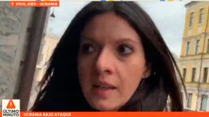 VIDEO| Impactante: Periodista chilena despachaba en vivo desde Ucrania y ocurre un tiroteo
