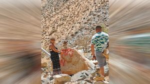 Denuncian en la justicia a pareja que rayó petroglifos en cerros del Valle del Elqui