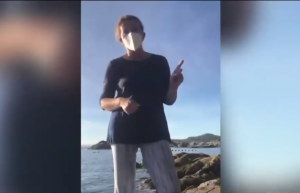 Mujer que amenazó y expulsó a turista en playa Metri fue detenida por Carabineros