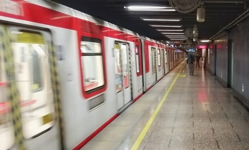 «Es linda ella, ¿y si me la llevo?» Estudiante de barrio República relata intento de secuestro en el Metro