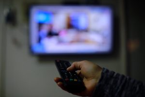 Estudio: Chilenos están viendo más programas periodísticos de TV