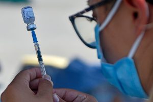Estudio afirma que cuarta dosis de vacuna contra COVID-19 reduce la mortalidad en un 78%