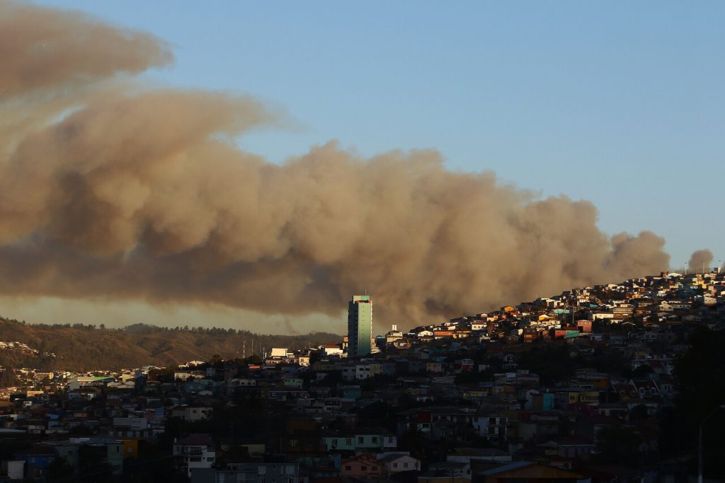 Incendio forestal en Valparaíso: Sharp dice “es extraño que comience a las 8 de la noche”