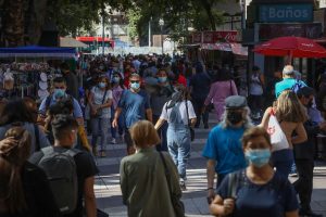 Estudio afirma que la confianza de los chilenos permanece estancada desde 2021