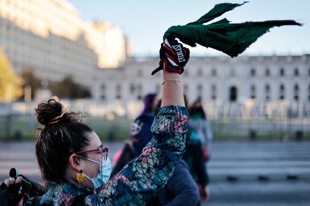 ‘Súper lunes feminista’: En la previa del 8M, mujeres realizan ‘pañuelazo’ en La Moneda