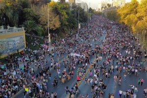 Mujeres repletan las calles por el 8M a días que asuma un "gobierno feminista"