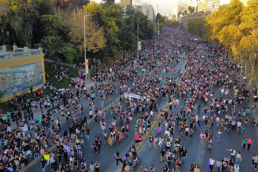 Mujeres repletan las calles por el 8M a días que asuma un «gobierno feminista»